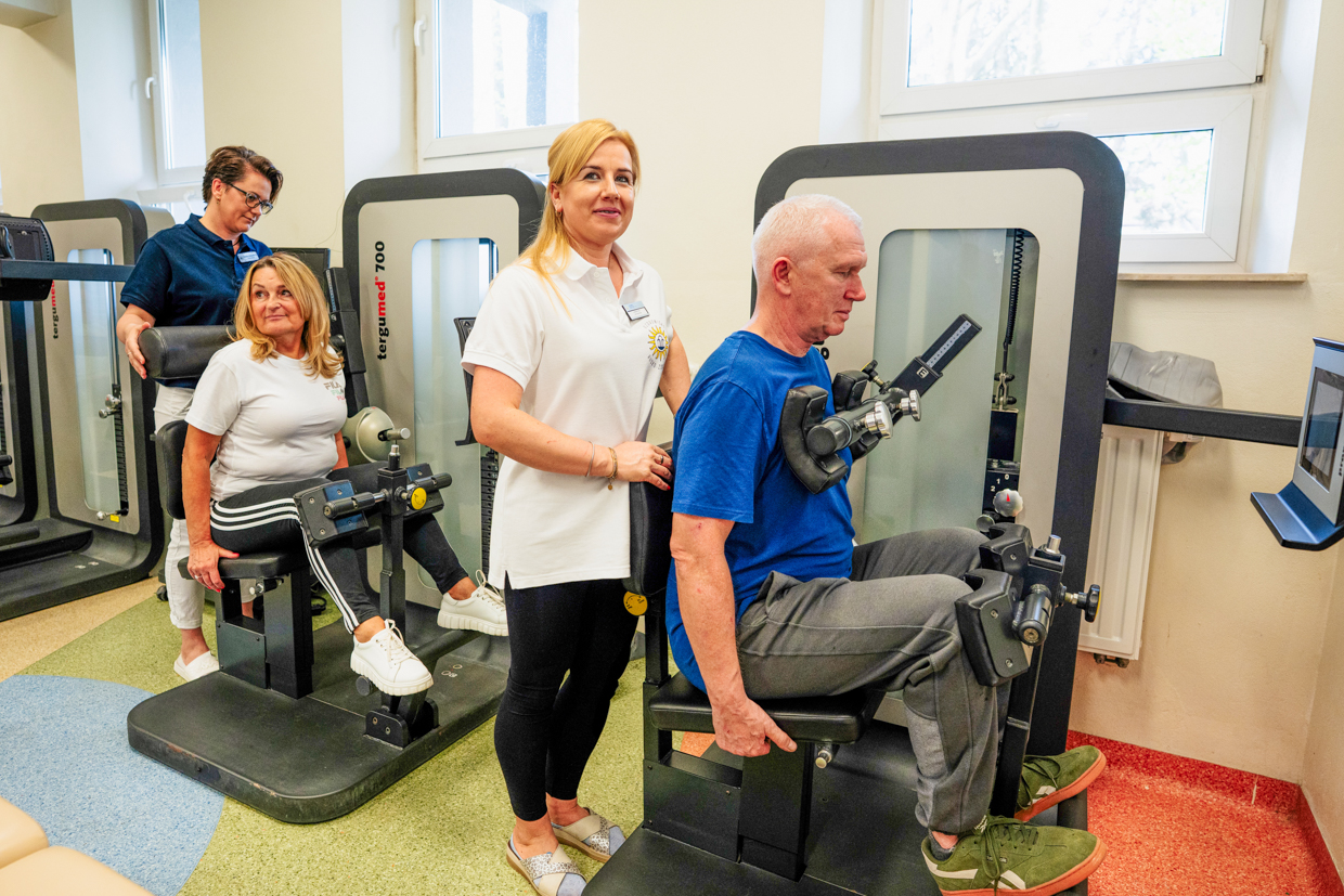 Pacjenci ćwiczący na przyrządach rehabilitacyjnych