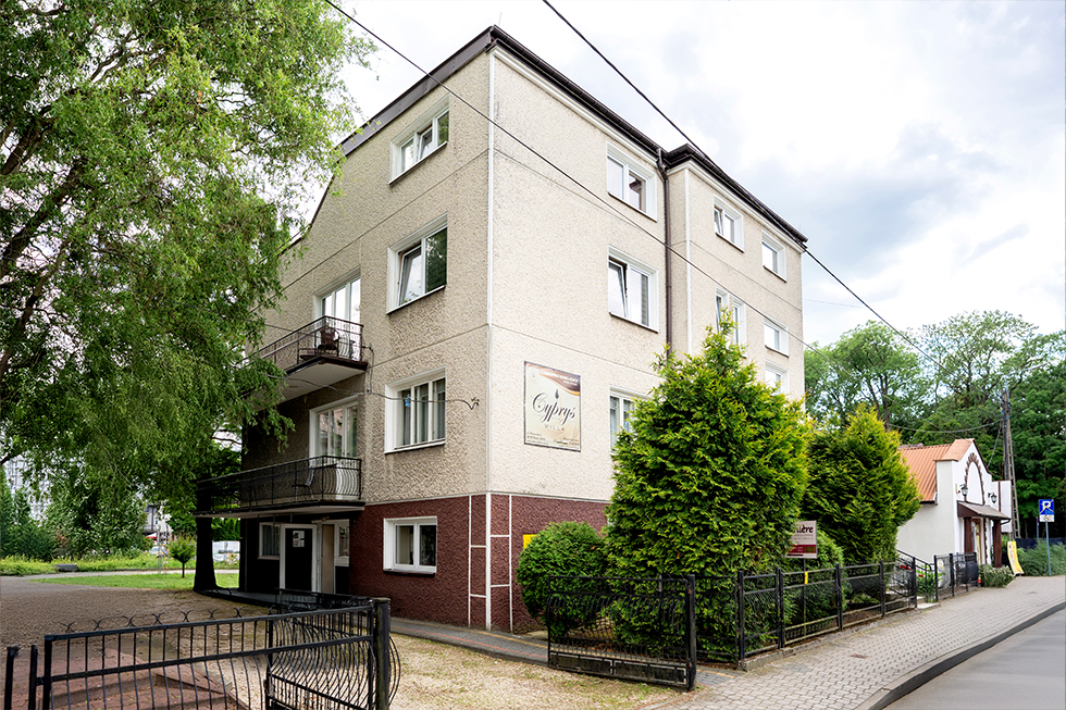 Widok na bryłę obiektu - willi Cyprys. Widok od ulicy