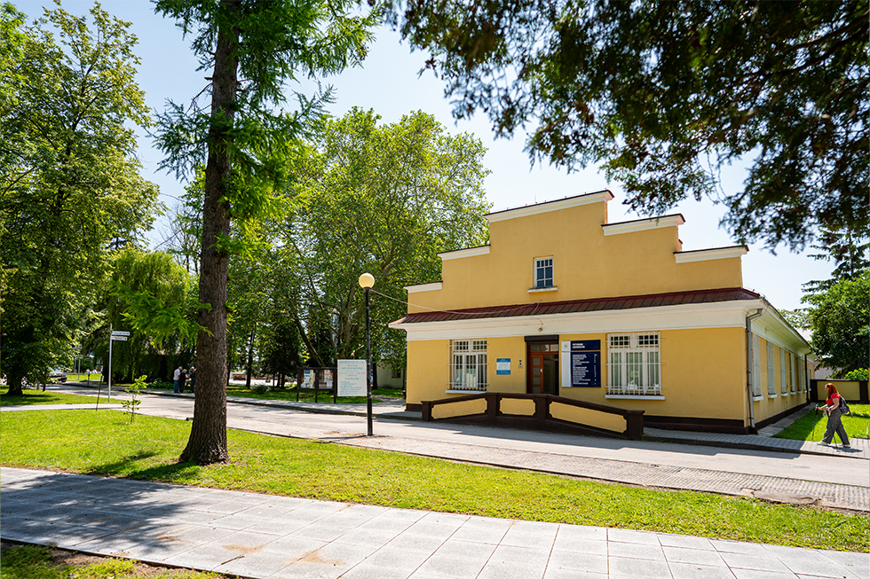 Przychodnia Uzdrowiskowa - widok od wejścia