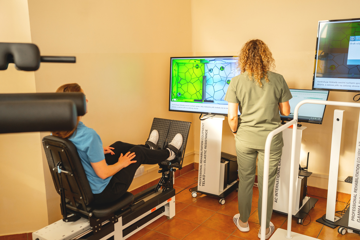 Pacjent trenujący na przyrządach rehabilitacyjnych Telko