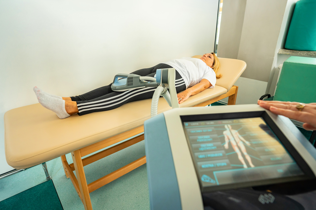 Kobieta leżąca na łóżku zabiegowym, poddająca się terapii SIS